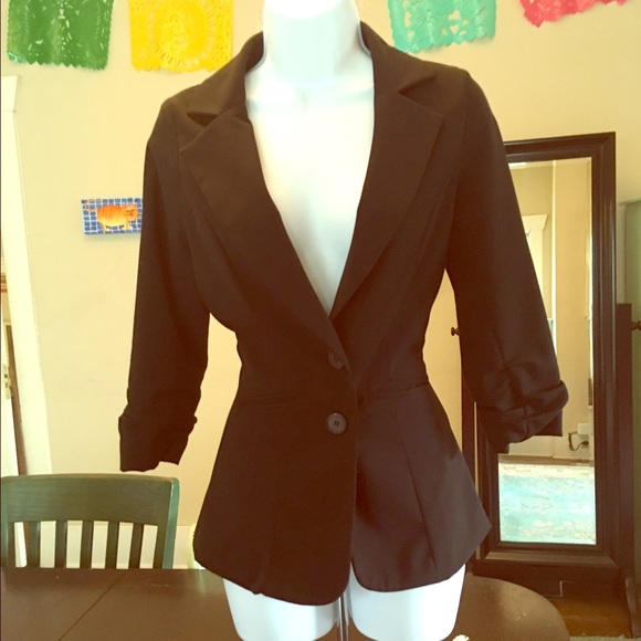 Fitted blazer with 3/4 length scrunched sleeves