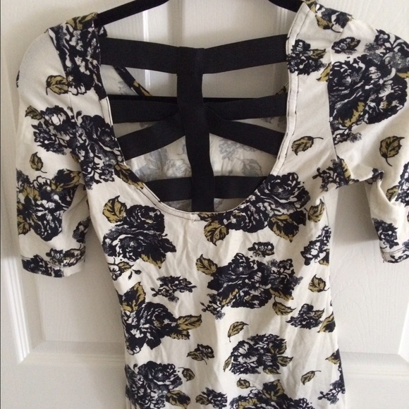 Floral shirt with black straps on the back - Picture 2 of 3