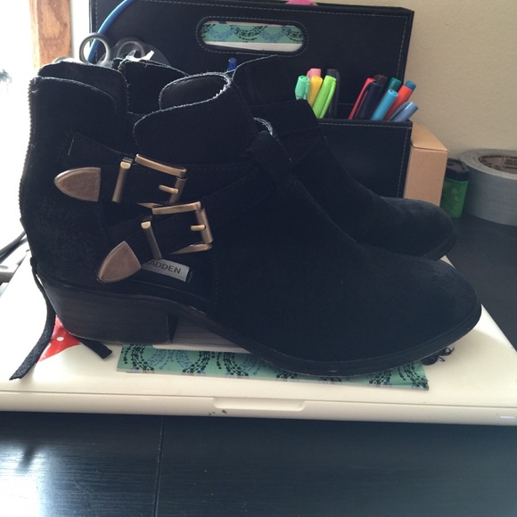 Steve Madden open work Booties