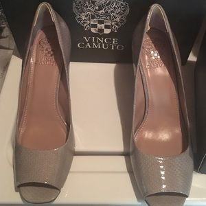 Vince camuto peep toe block heels gray size 8