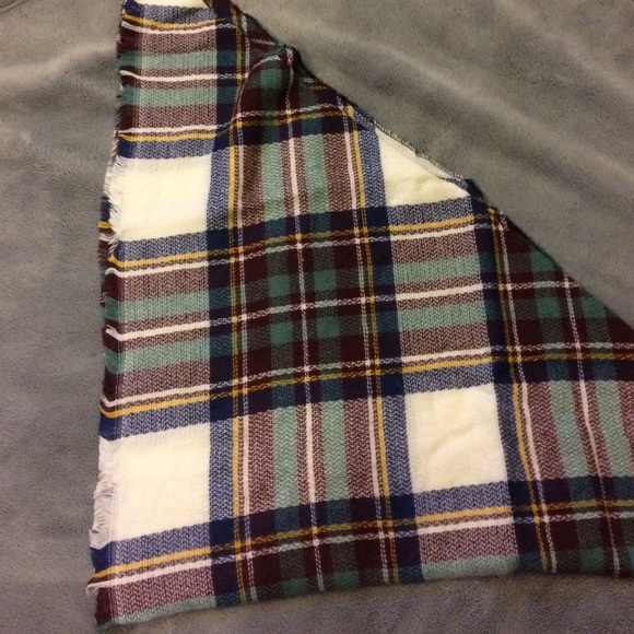 ✨hp 10/30✨last one  Oversized Triangle Scarf - Picture 2 of 3