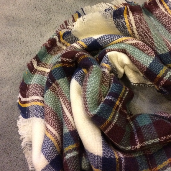 ✨hp 10/30✨last one  Oversized Triangle Scarf - Picture 3 of 3