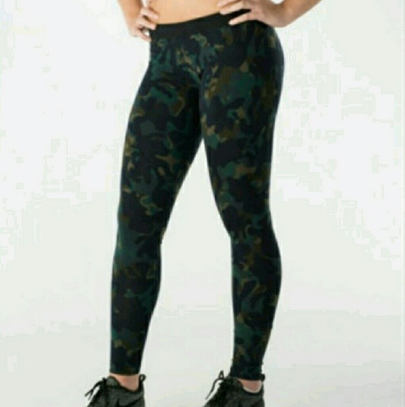 Nike cammo leggings