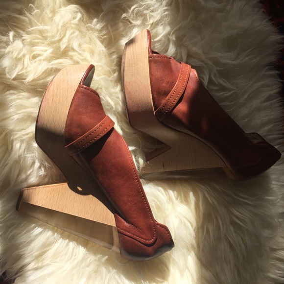 Chloe wedge heel brown leather open toe shoes