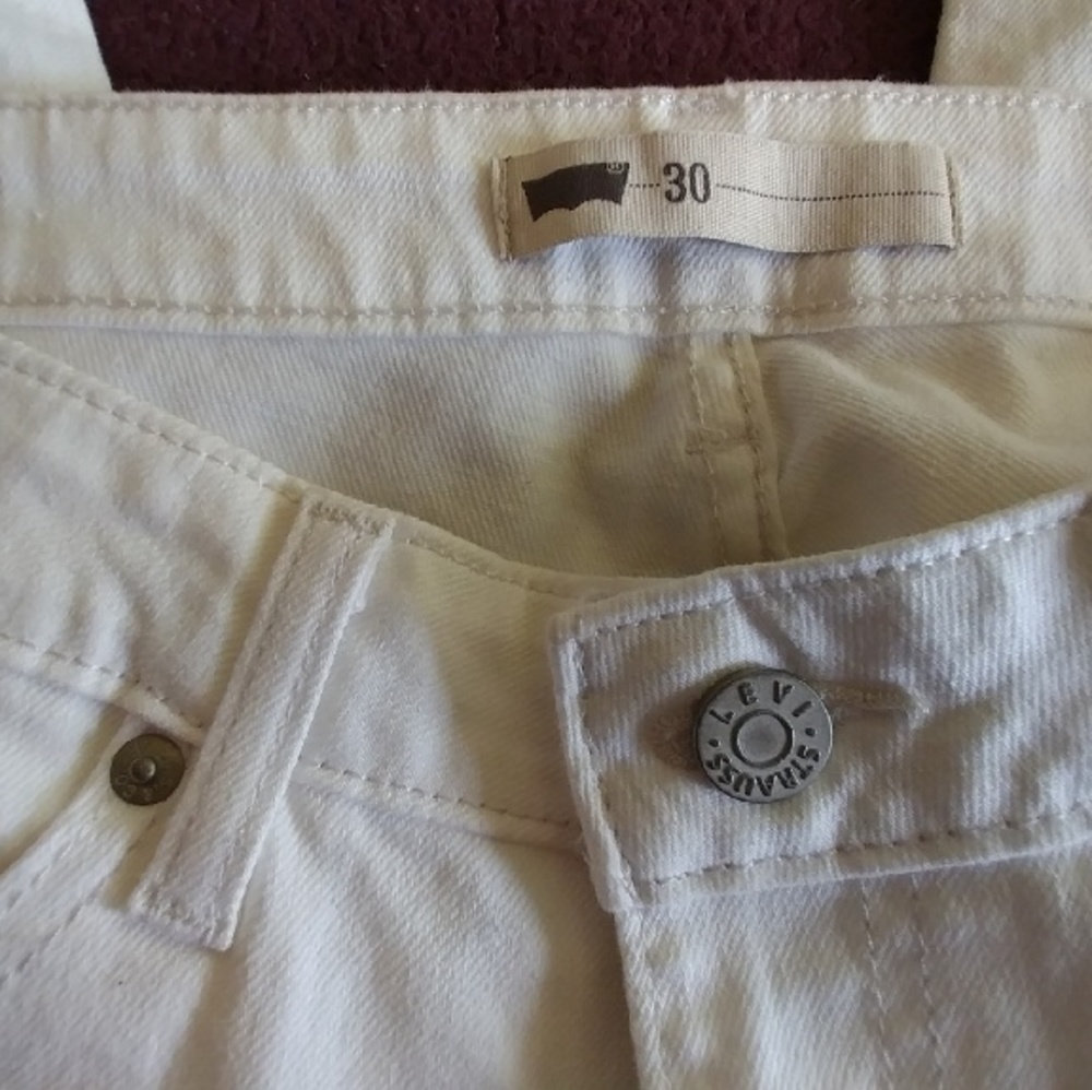 White Levis final price