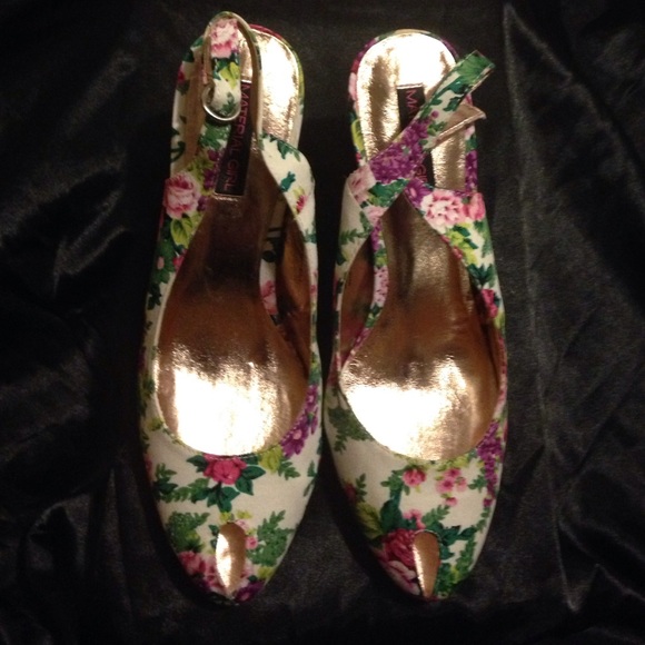 Material Girl slg bk - peep toe floral sandal