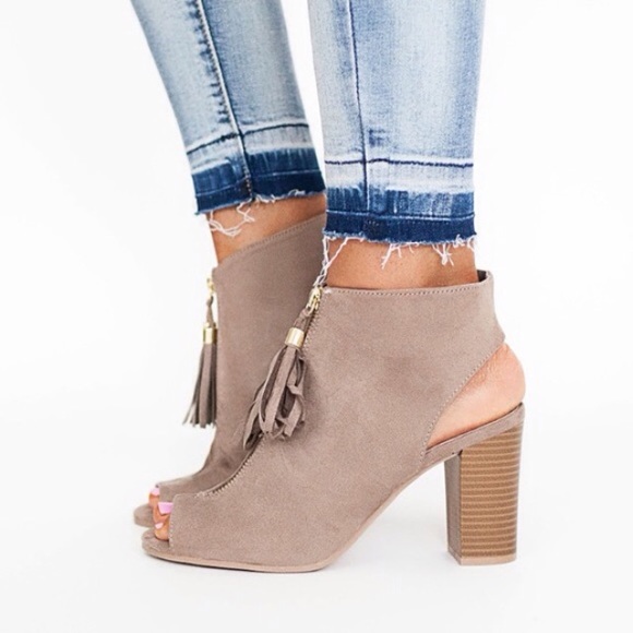 CHECK CLOSET FOR UPDATED LISTING - Picture 3 of 3