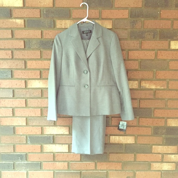 Women's Kasper Suit grey size 8 jacket/10 pants