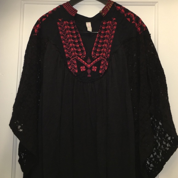 Exotic Free People Top. Lace sleeves. Medium.