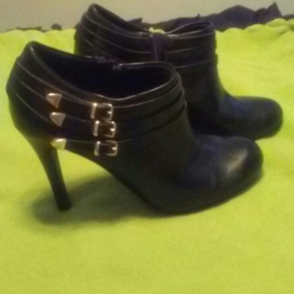 Fioni bootie size 9