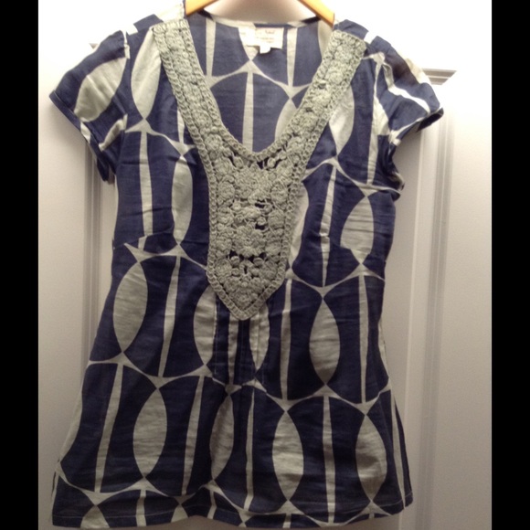 Cute blouse. - Picture 1 of 3
