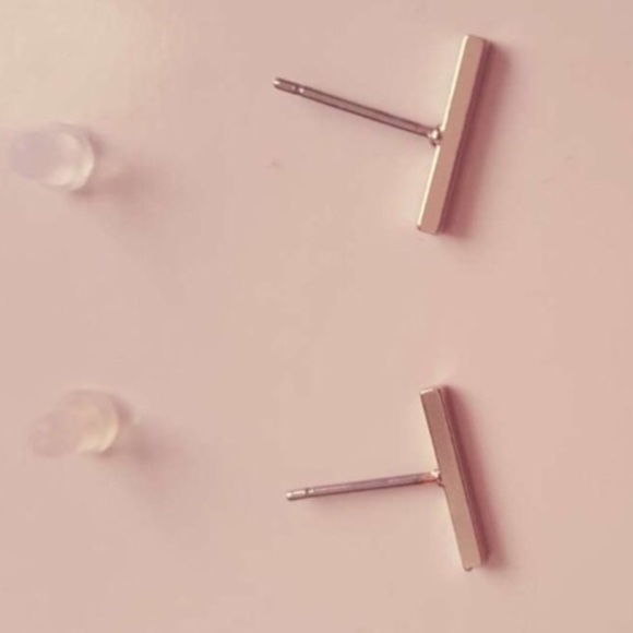 💥T BAR SILVER TONE EARRINGS 💥 - Picture 2 of 2