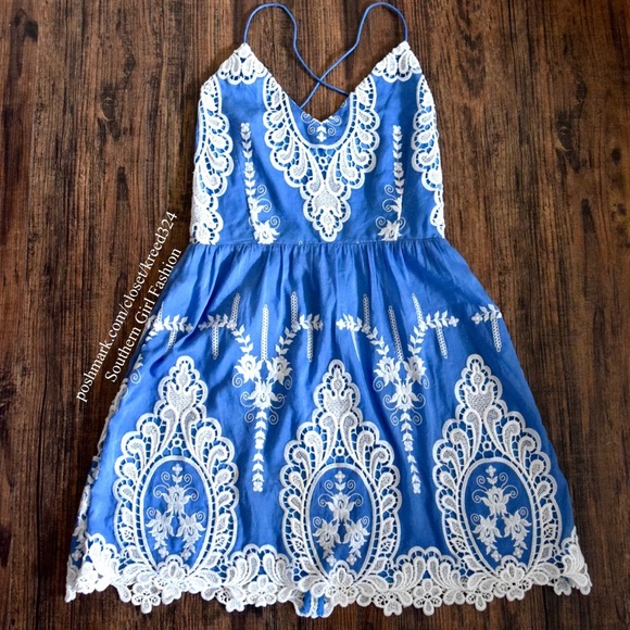 Dolce Vita Dresses & Skirts - DOLCE VITA Dress Embroidered Joao Swingy Silk Mini