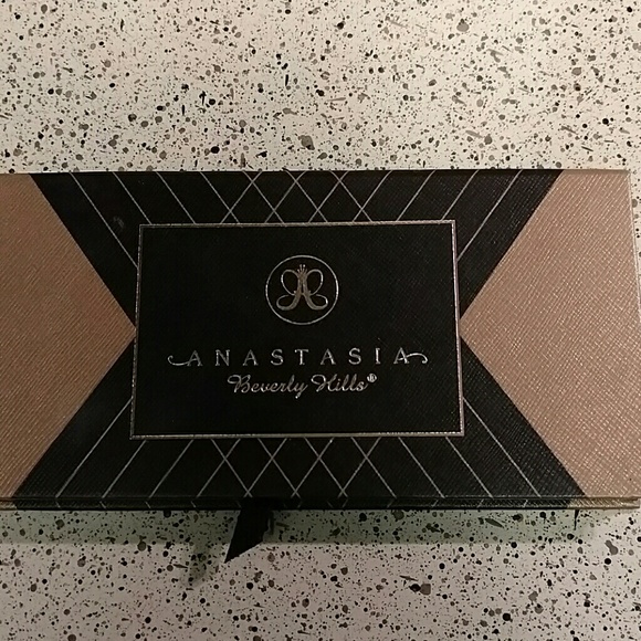 Anastasia Beverly hills world travelers pallete