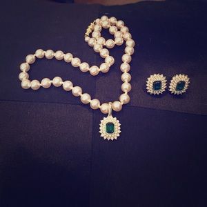 Faux pearl and emerald necklace