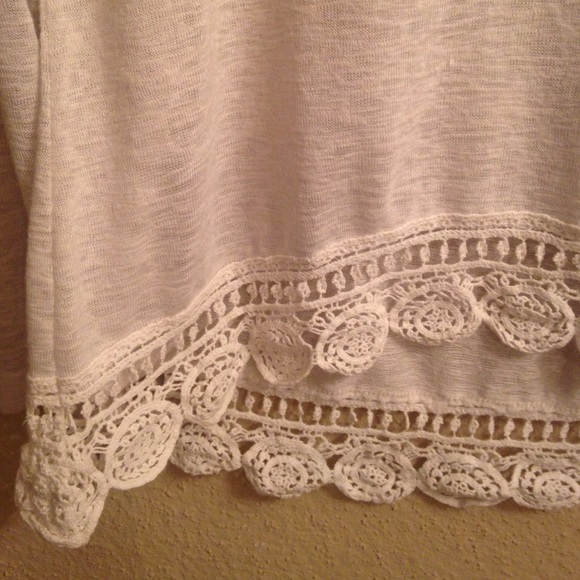 Hi Lo White Top with Lace Detailing - Picture 3 of 3