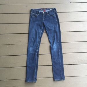Arizona Super Skinny in a Medium Wash