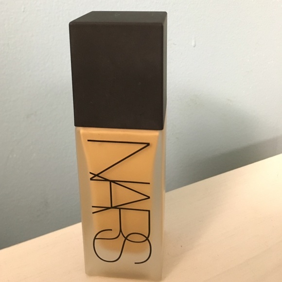 ✨SOLD✨ NARS All Day Luminous Weightless Foundation - Picture 1 of 3