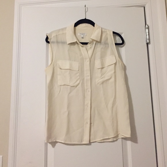 Equipment sleeveless top