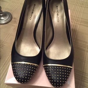 Bandolino black and gold pumps!
