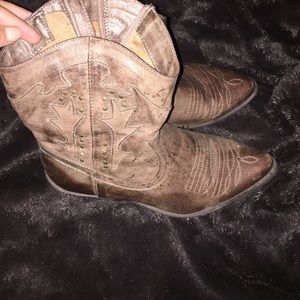 Short cowgirl boots