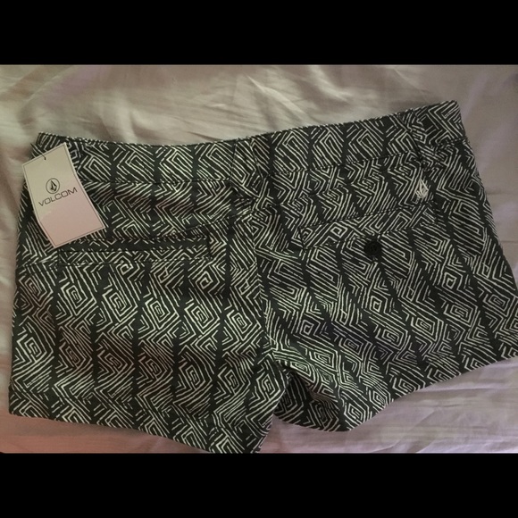 Volcom shorts - Picture 2 of 2