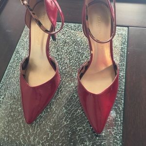 Red strapped pumps.
