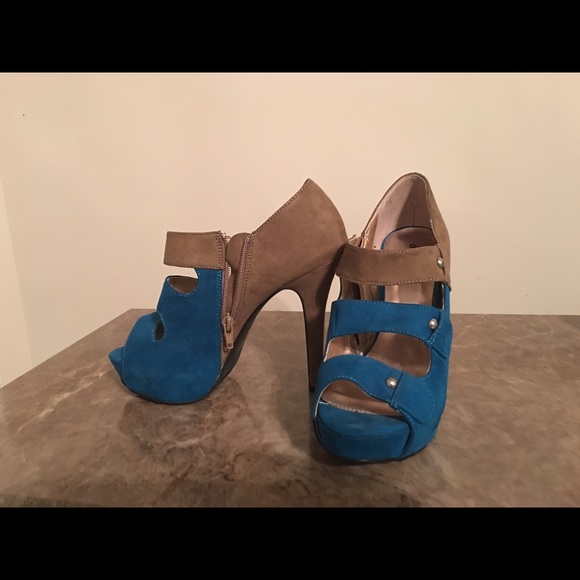 Like new Turquoise and Tan heels