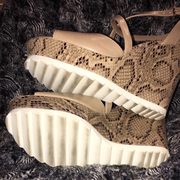 Nude and snakeskin 5" Wedges - Picture 3 of 3
