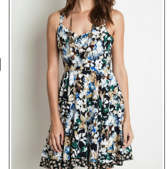 ✨NEW✨Beautiful Floral Dress - Picture 2 of 4