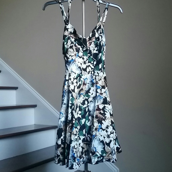 ✨NEW✨Beautiful Floral Dress - Picture 4 of 4