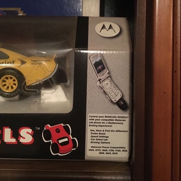 Antique Cellphone controllable Rc car - Picture 2 of 2