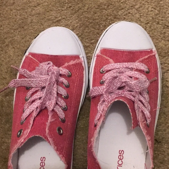 Womens Maurices brand tie shoes