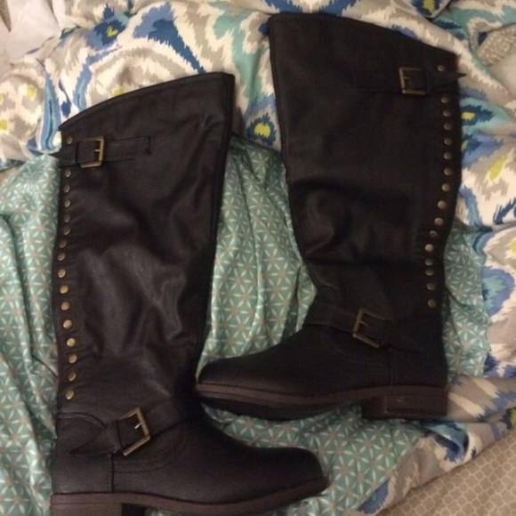 Wide calf riding boots. Red zipper