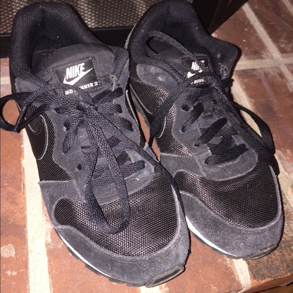 Black Nike Tennis Shoes