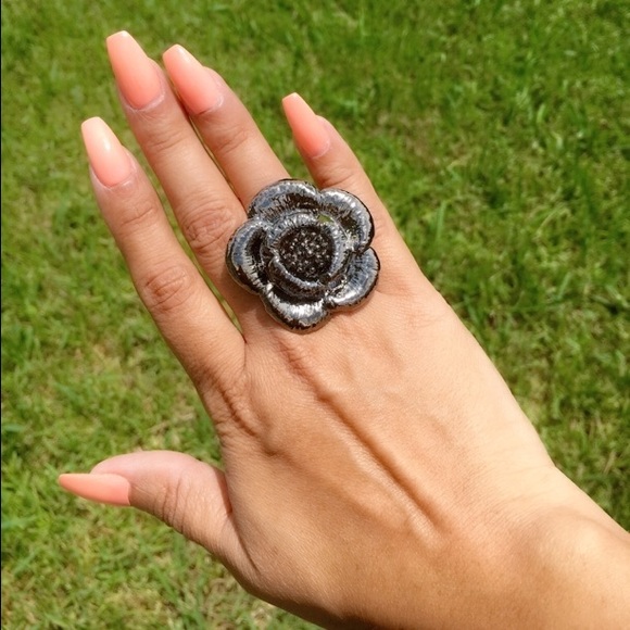 ✨Gunmetal Flower Ring✨