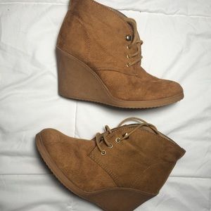 🎀 Tan Wedges/Booties 🎀