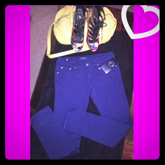 ✨Brand NWT Blue Skinny Jeans w/Rhinestone buttons✨