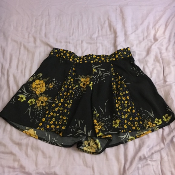 FLOWY FLOWER PRINT SHORTS
