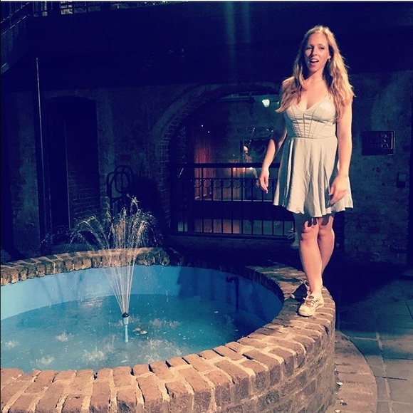 ✨🌻Meet Your Posher, Emily!🌻✨ - Picture 3 of 7