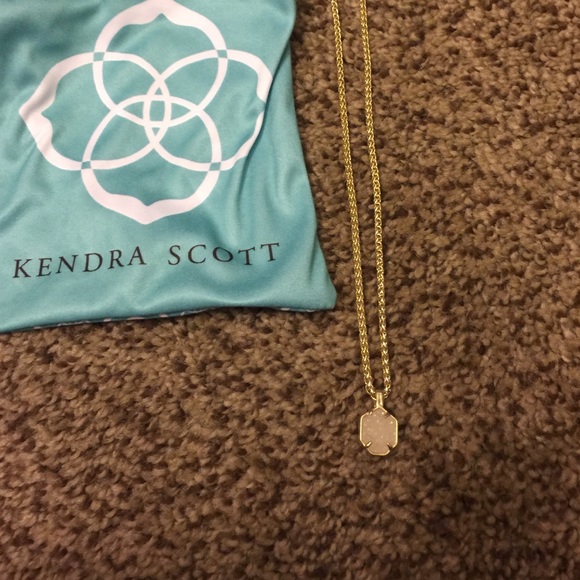 Kendra Scott necklace