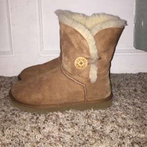 Bailey Button Uggs (chestnut)