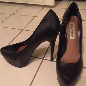 Steve Madden black heels dejavu