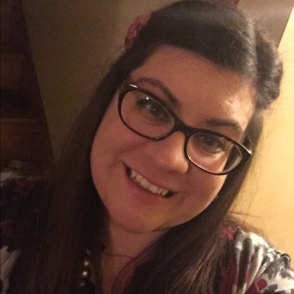 Meet your Posher, Amanda - Picture 2 of 2