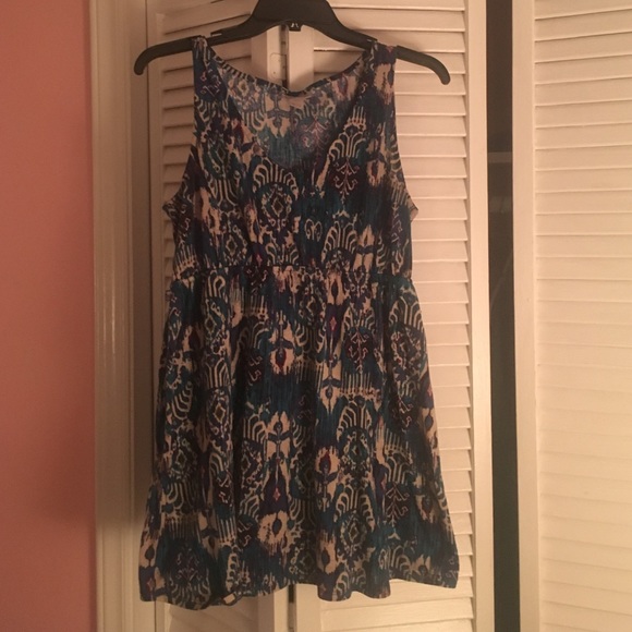 Blue patterned V-neck shirt