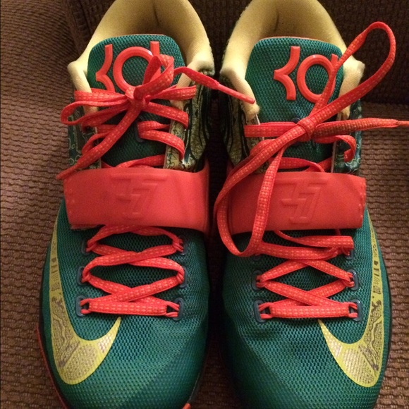 Men's KD basketball shoes.  One insert in missing