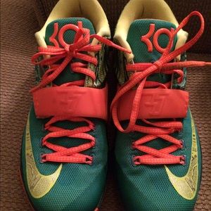 Men's KD basketball shoes.  One insert in missing