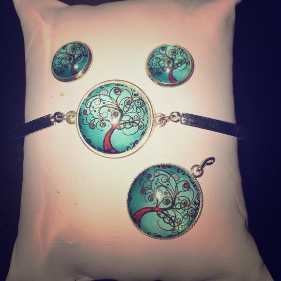 BUNDLE! New bracelet, pendant and earrings ✅✳️ - Picture 1 of 2