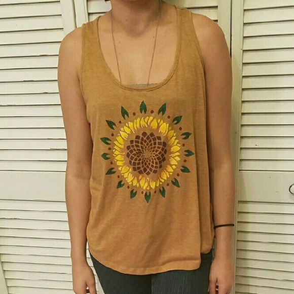 Hand stenciled tank - Picture 2 of 4