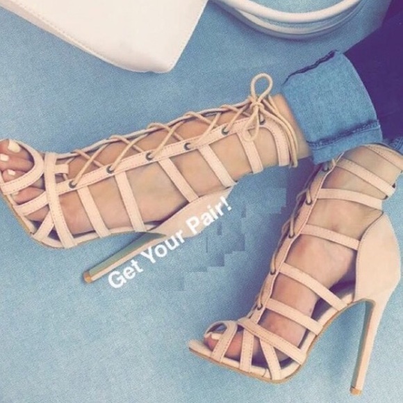 👠💕 MUST HAVE strappy heels